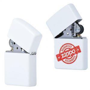 Зажигалка белая ZIPPO красным нанесено