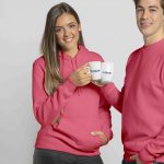 Женская худи розовая девушка держит кружку с логотипом hecby